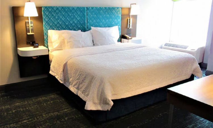 Hampton Inn and Suites Newtown